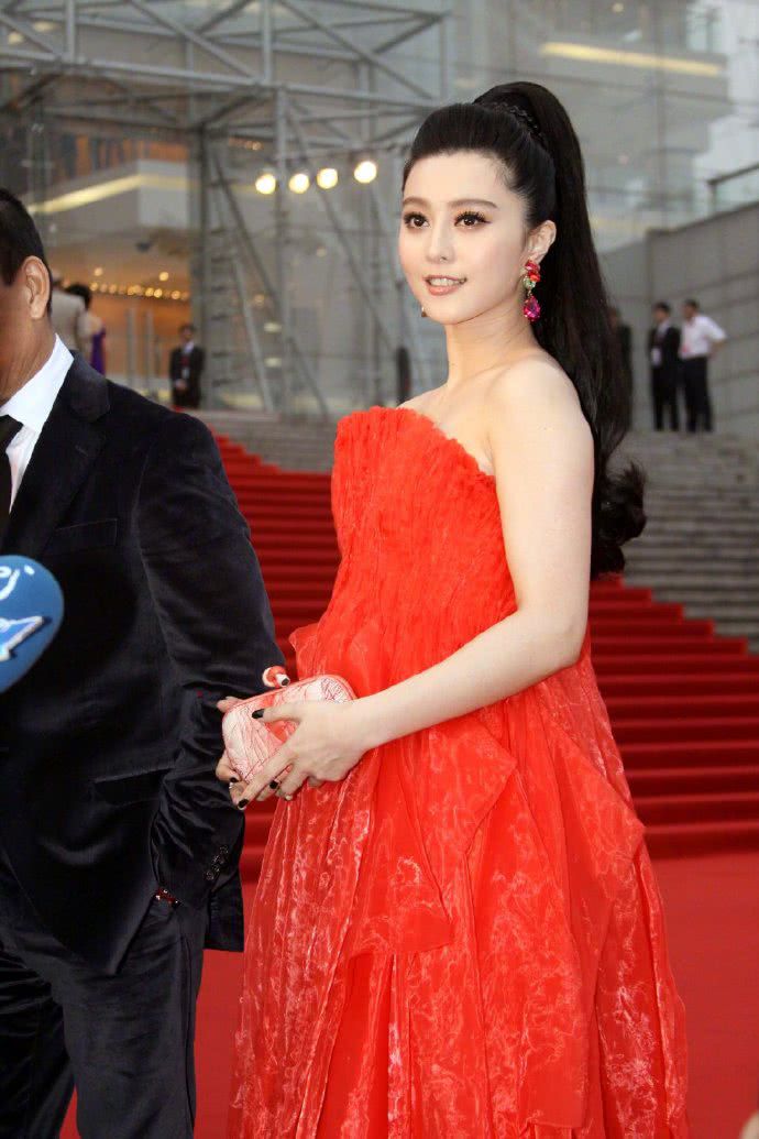 霓虹灯下，美女全身赤裸站在街头