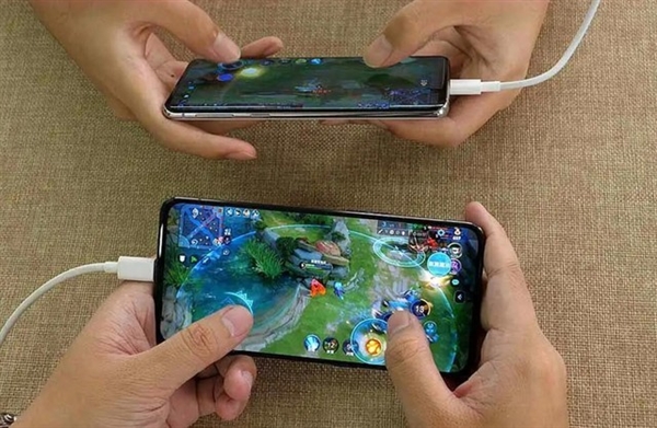 手机充电挂机游戏_手机一边充电边挂游戏卡_手机充电通宵挂游戏